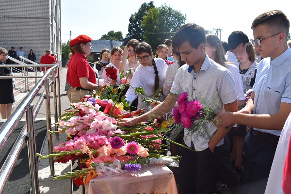 В Клетне увековечили память погибшего на Украине военнослужащего Сергея Голикова
