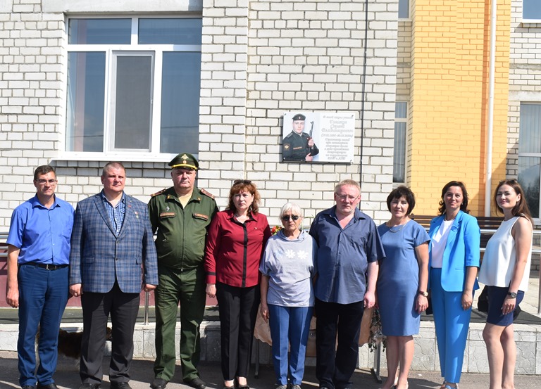 В Клетне увековечили память погибшего на Украине военнослужащего Сергея Голикова