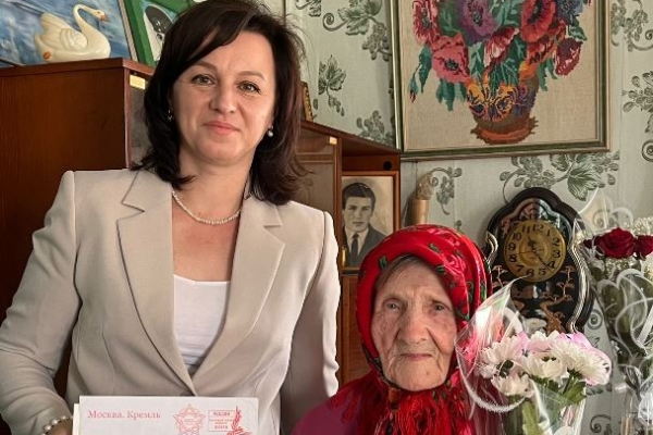 Без пяти — сто! Ровесница Клетнянского района принимает поздравления!