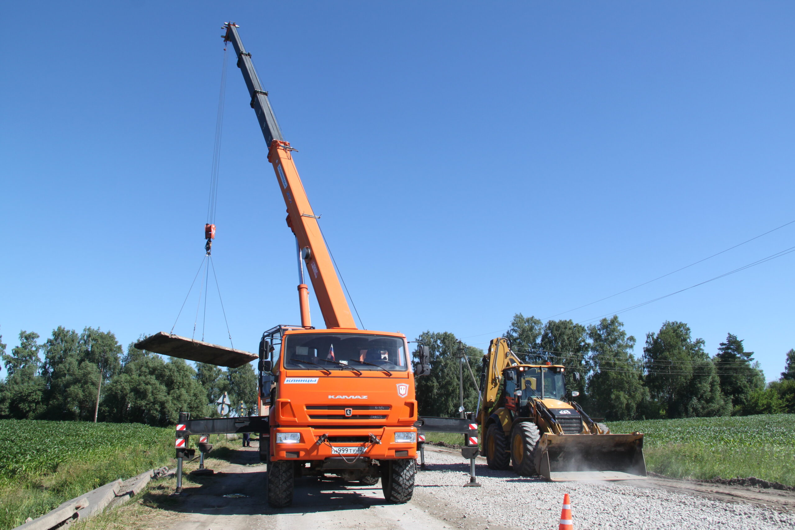 По национальному проекту «Безопасные качественные дороги» в Брянском районе Брянской области капитально ремонтируют участок автодороги «Брянск-Смоленск»-Теменичи