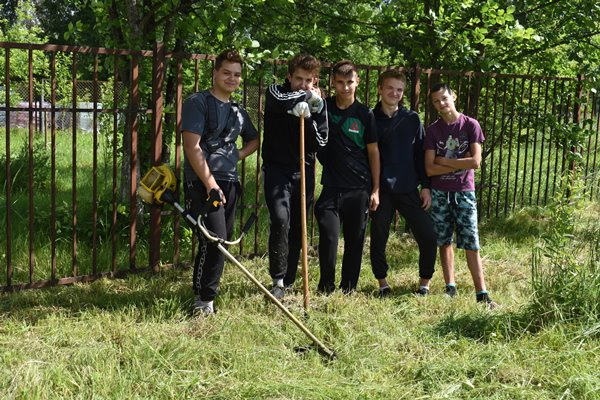 Как проходит трудовое лето клетнянских подростков, и на что будет потрачен первый заработок?
