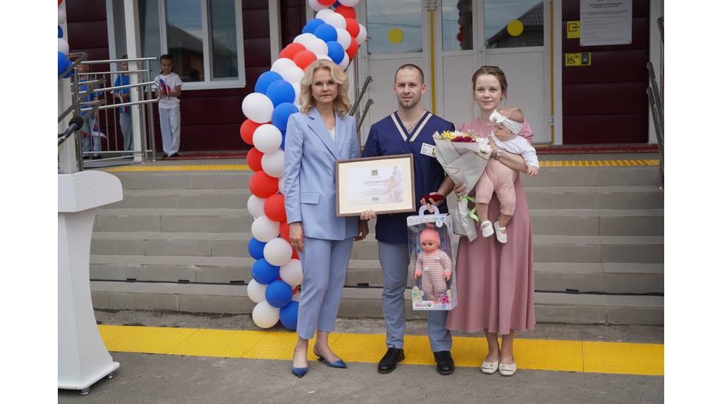 В Брянске молодым врачам детской облбольницы вручили ключи от новых квартир