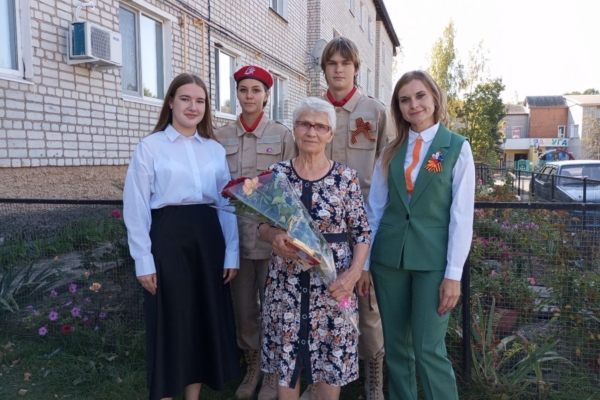 Юнармейцы поздравили бывших малолетних узников с Днем города