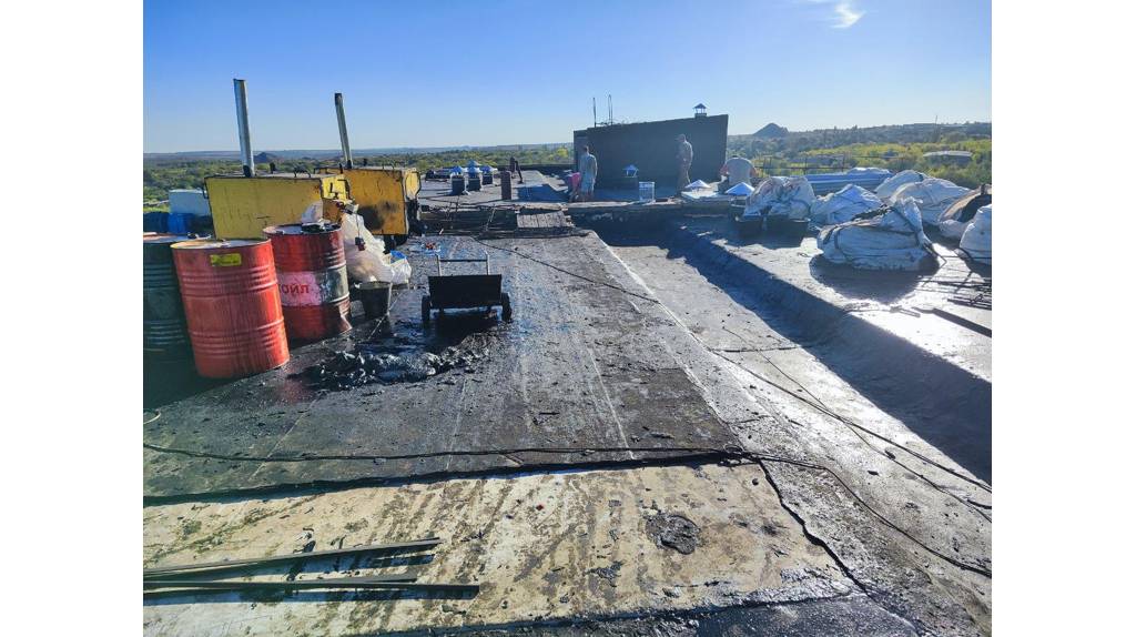 Брянские специалисты продолжают ремонт кровель в подшефной Брянке