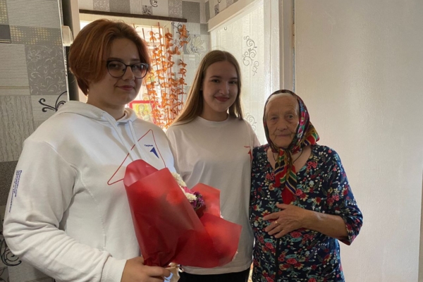 Активисты «Движения Первых» поздравили с Днём освобождения Клетнянского района от немецко-фашистских захватчиков бывших малолетних узников