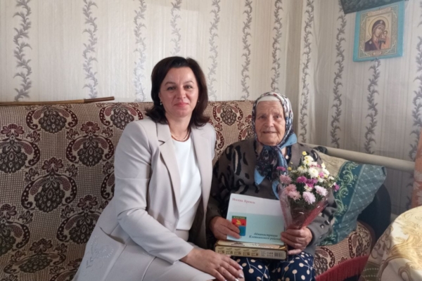 Жительнице Клетни передали открытку из Кремля