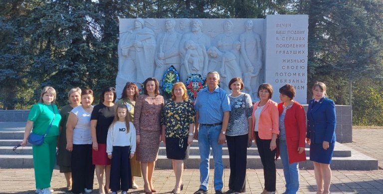В Клетне  возложили цветы  к памятнику воинам Советской Армии, партизанам и подпольщикам северо-западных районов Брянской области