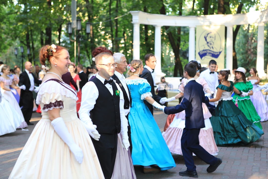 В Брянске прошёл Толстовский бал с танцами и музыкой XIX века