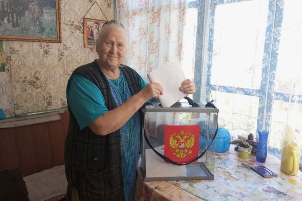 Старшее поколение клетнянцев голосует на дому