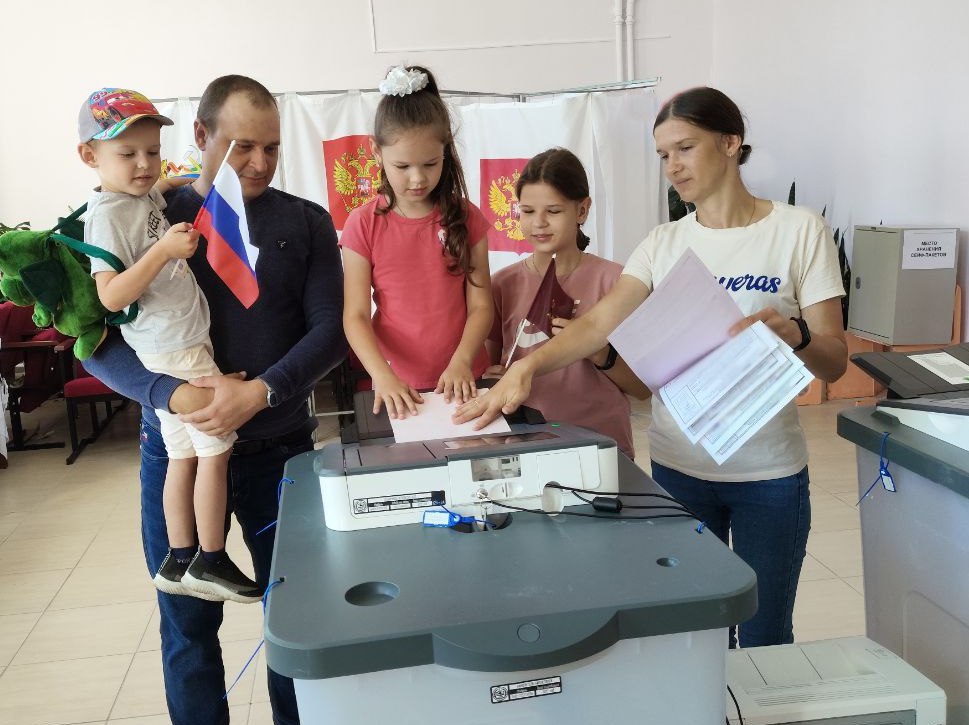 Клетнянская семья Одринских пришла на выборы всем составом