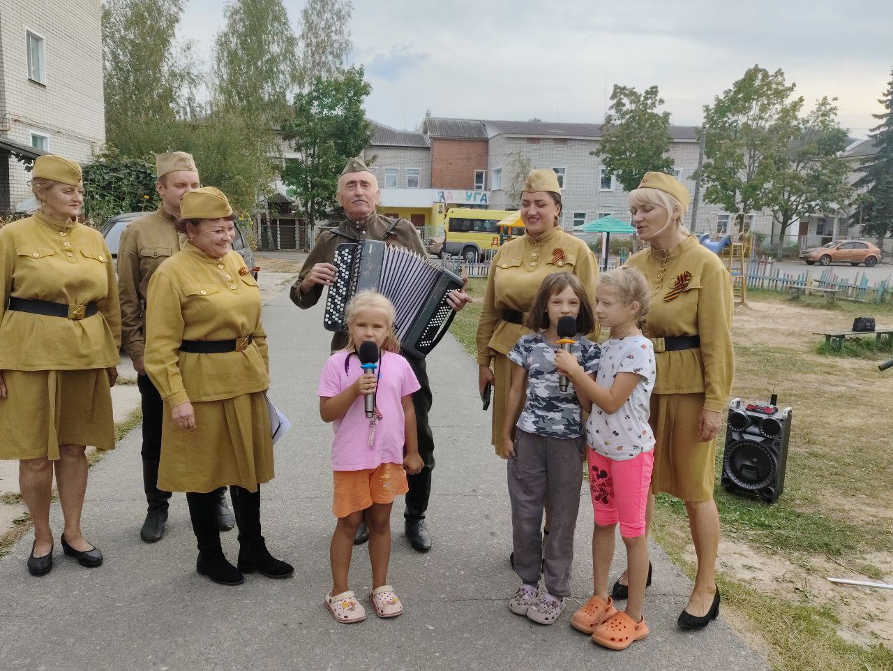 Накануне Дня освобождения Клетнянского района от немецко-фашистских захватчиков работники культуры подарили жителям поселка прекрасные  уличные концерты