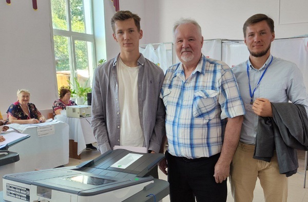 На избирательный участок Василий Иванович Шестаков пришел со своими сыновьями Иваном и Филиппом