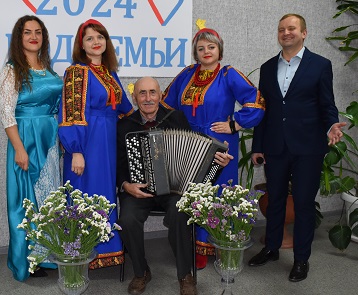 Весеннего настроения и здоровья пожелали людям золотого возраста в День пожилого человека в Комплексном центре Клетни