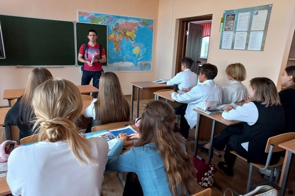 Классный час с чемпионом мира  Евгением Ивановым прошел в Клетнянской школе имени генерал-майора авиации Г. П. Политыкина