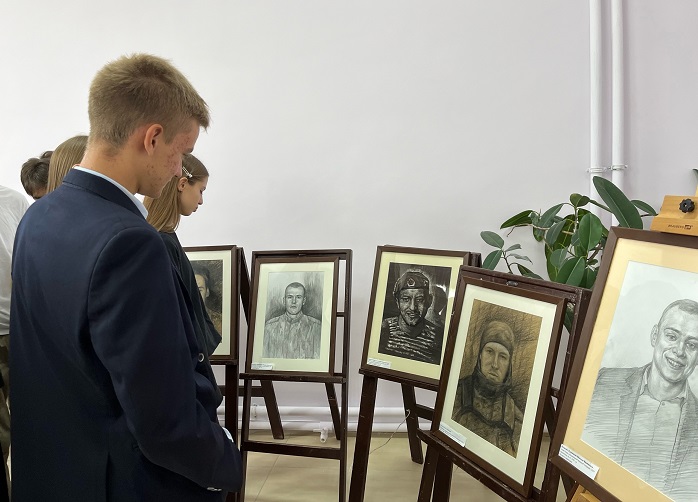 В Клетне состоялась выставка, посвященная погибшим героям СВО