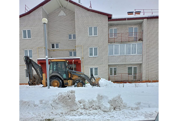 Автодороги Брянской области круглосуточно очищают от снега и обрабатывают