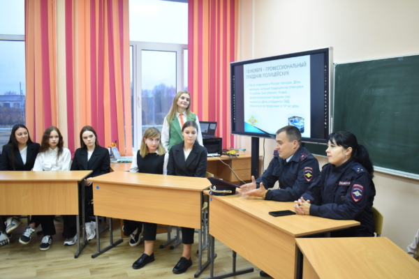 Клетнянские школьники встретились с семьёй полицейских