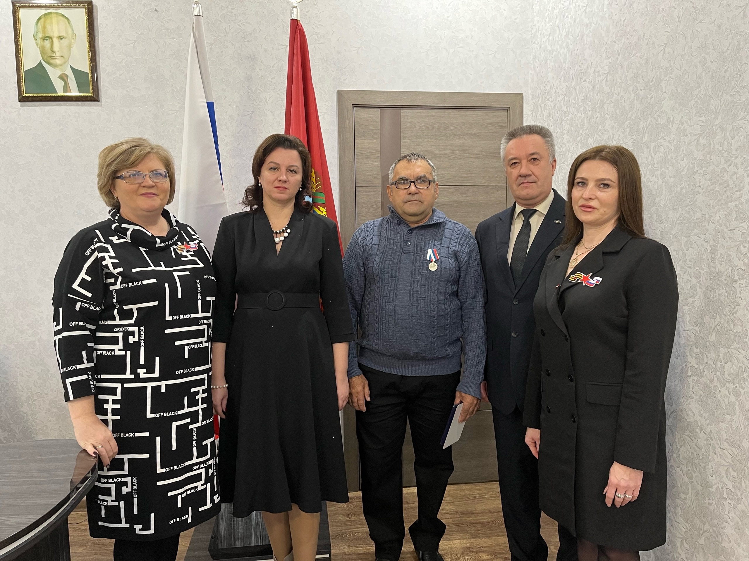 Отец Героя России награждён медалью общественного признания «Отец солдата»