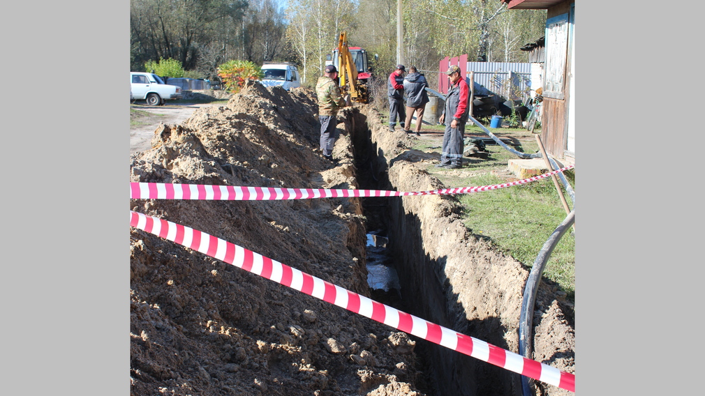 На улице Молодежной поселка Суземка проложили водопровод