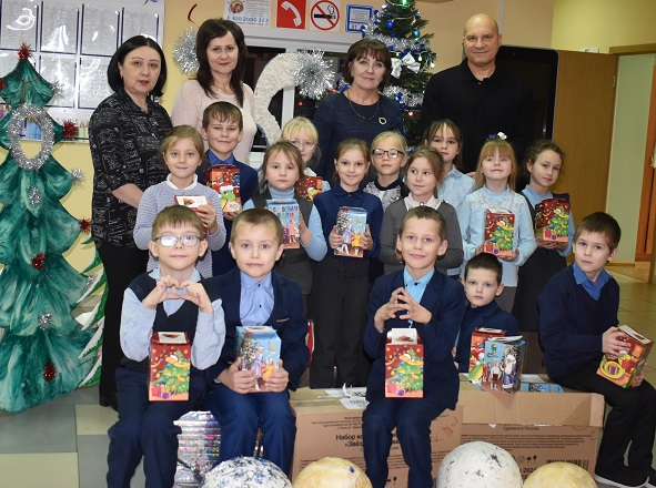 Депутат Брянской областной думы Николай Патов порадовал клетнянских малышей новогодними подарками