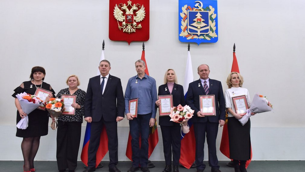 Губернатор Александр Богомаз вручил награды представителям брянских СМИ