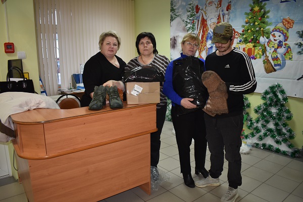 Специалисты Социального фонда вместе с  земляками собрали для участника СВО теплые вещи