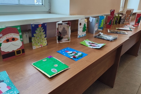 Юные клетнянцы изготовили новогодние открытки для участников СВО