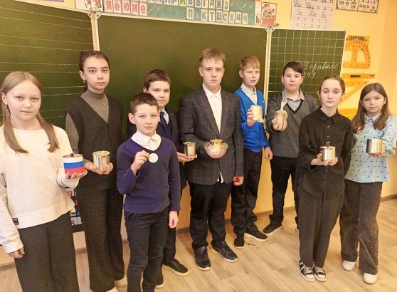 Клетнянские школьники изготовили блиндажные свечи для участников СВО