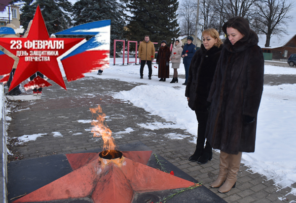 В преддверии празднования Дня защитника Отечества в Клетне прошла торжественная церемония возложения цветов к Вечному огню