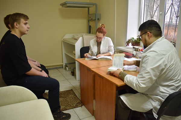 Выездная бригада врачей Брянской областной больницы в ходе диспансеризации проверила здоровье клетнянских подростков