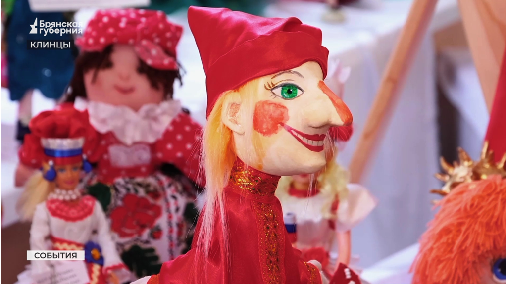 В Клинцах открылась выставка «Кто в куклы не играл — тот счастья не знал» 0+