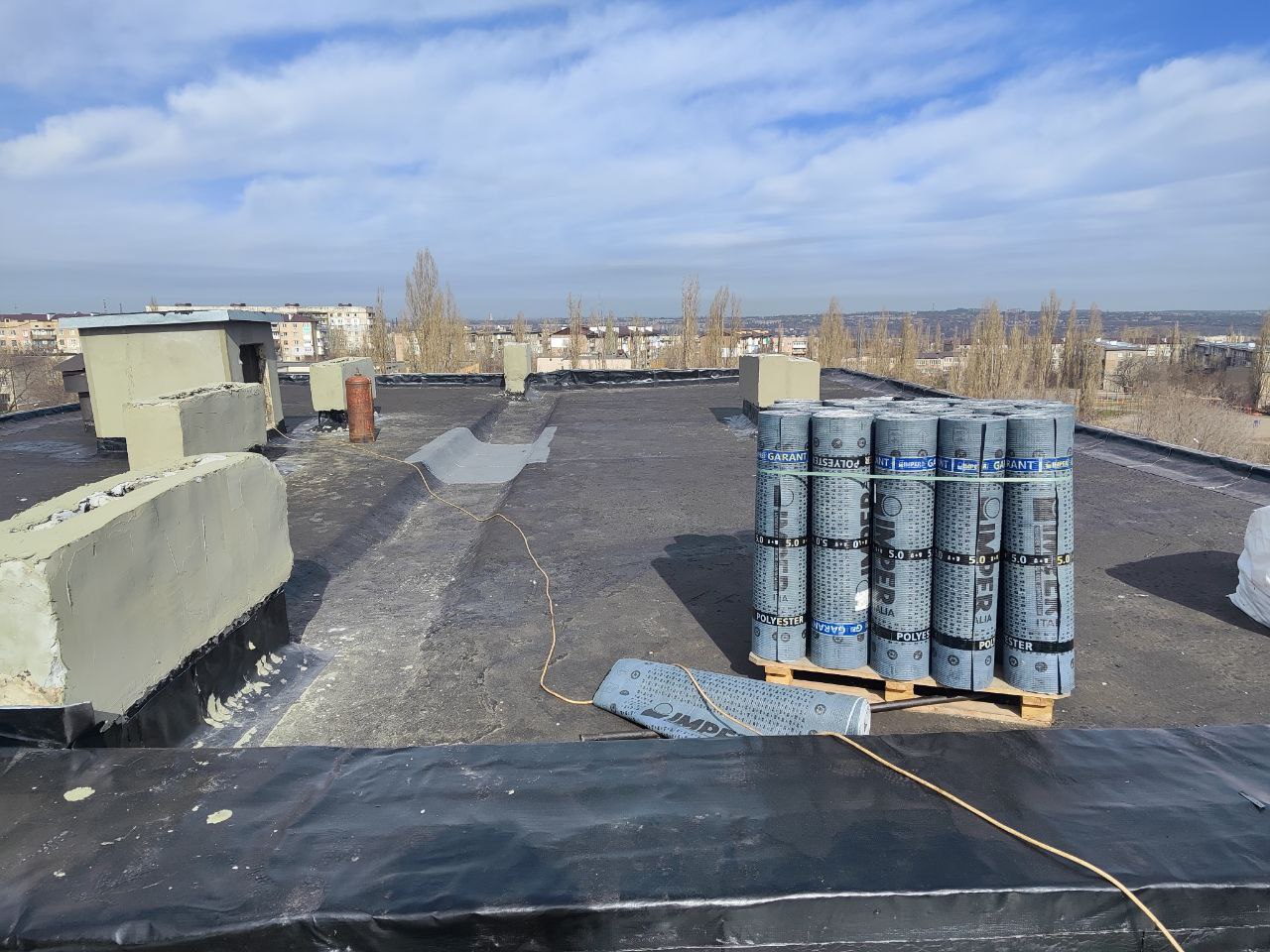 Три года брянские специалисты помогают восстановлению систем ТЭК, ЖКХ, жилья, социальных объектов в луганской Брянке