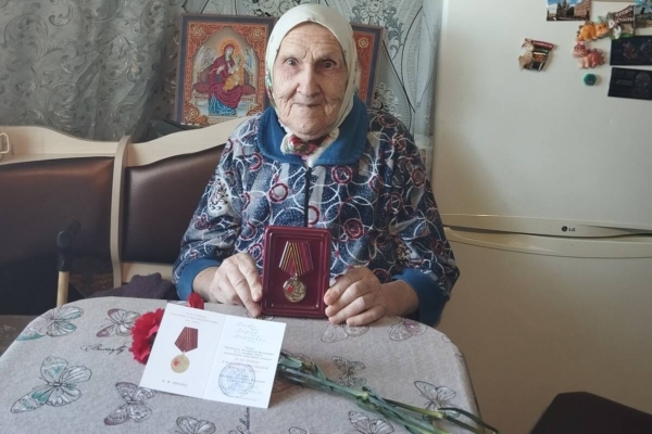 В Комаричском районе вручили юбилейные медали в честь 80-летия Победы