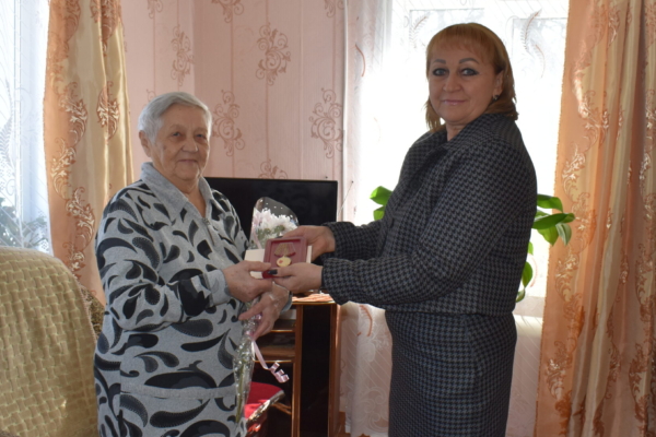 В преддверии празднования 80-летия  Великой Победы ветеранам вручают награды