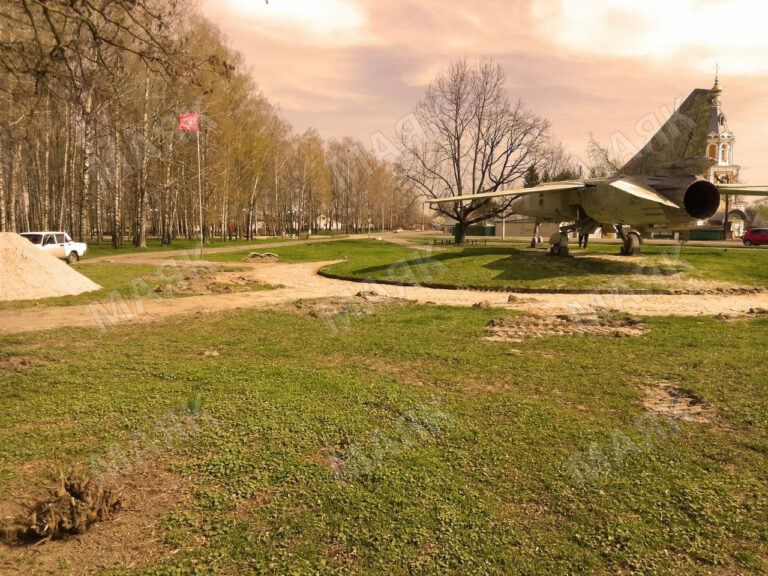 В Новозыбкове началось благоустройство сквера с самолетом