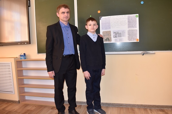 Вместе с учителем истории Клетнянской школы №1 Дмитрием Соловьевым школьники изучают историю Великой Отечественной войны в том числе и по рассказам, бережно хранящимся в каждой семье