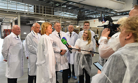 В ходе рабочей поездки в Брянскую область Министр сельского хозяйства РФ Оксана Лут вместе с Губернатором Александром Богомазом посетили тепличный комбинат в  Журиничах.