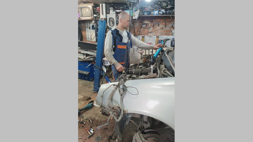 Брянец благодаря соцконтракту обустроил автослесарную мастерскую