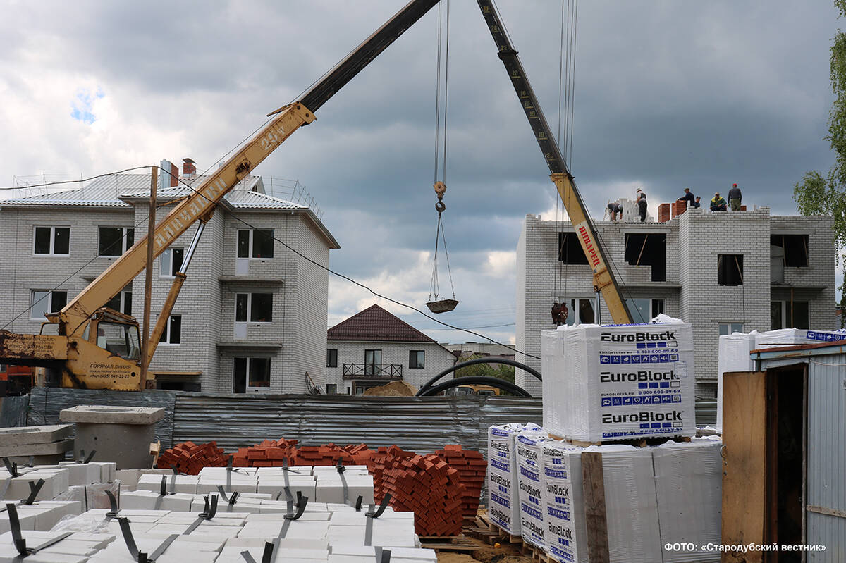 В Стародубе строительство трёх домов для детей-сирот — на завершающей стадии