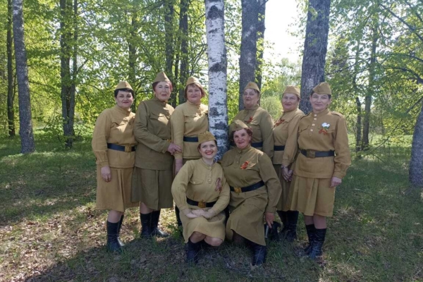 Фронтовая бригада: артисты поют для жителей района