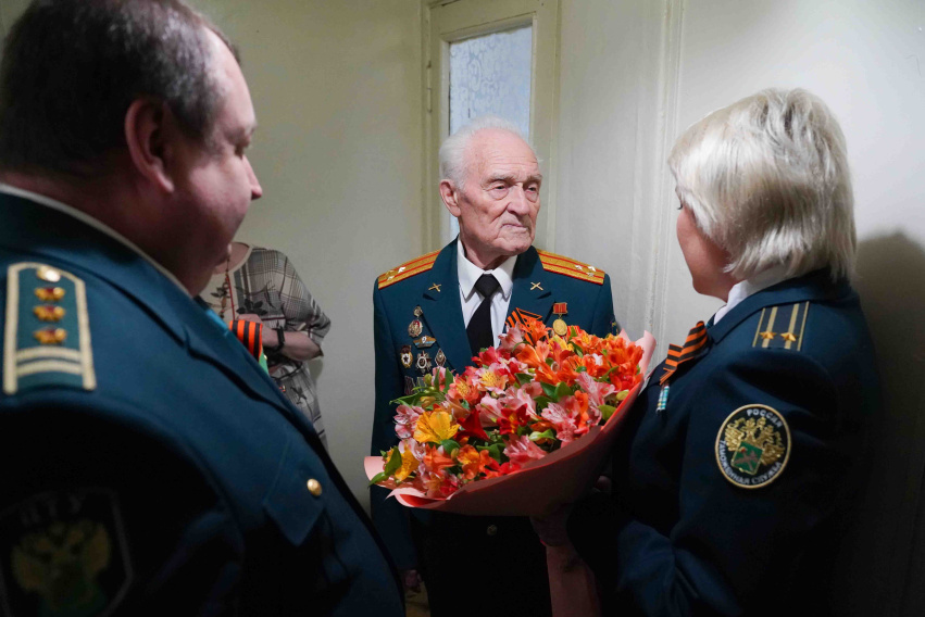 Брянские таможенники поздравили ветерана Николая Редикульцева с 80-летием Победы