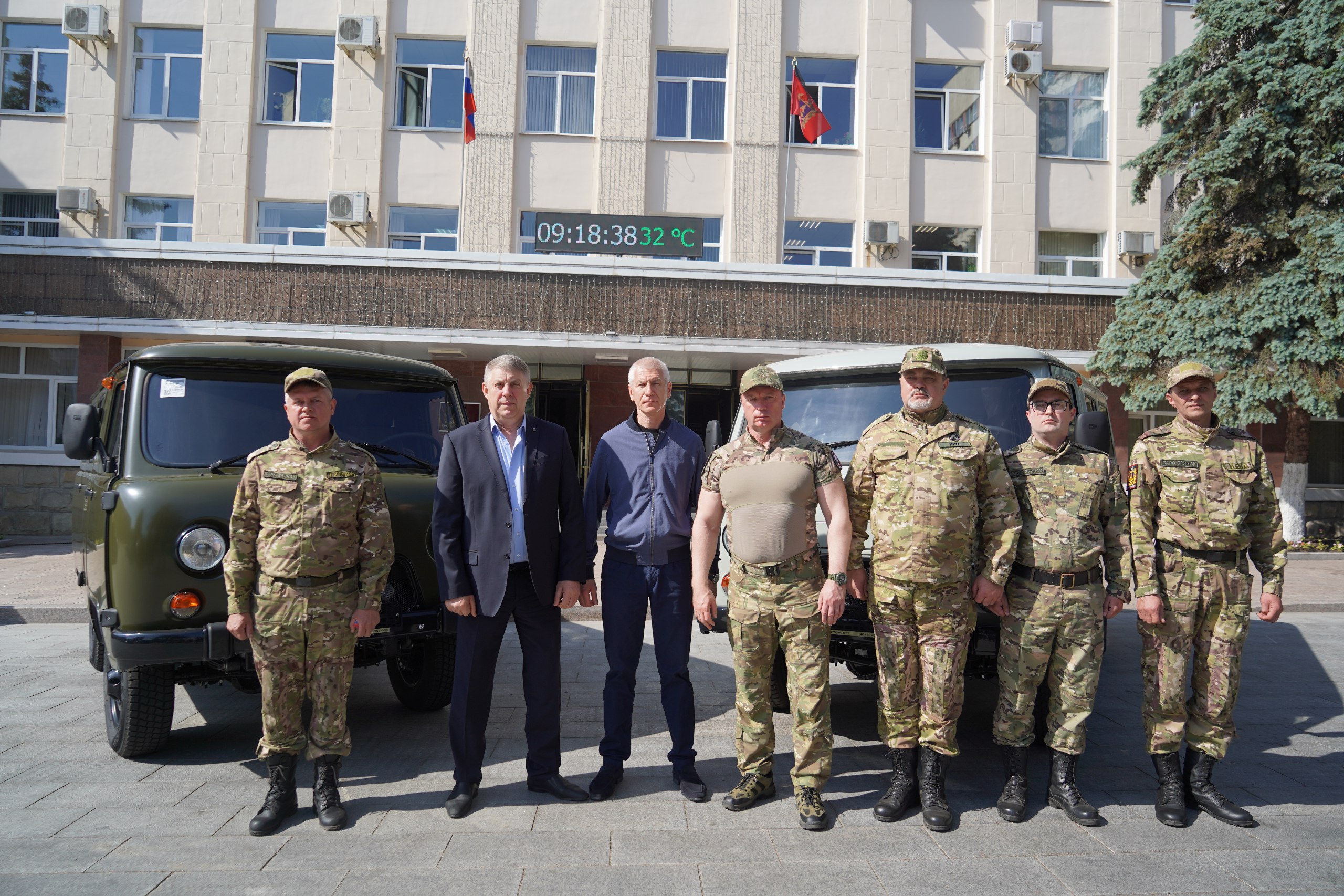 Ключи от новых автомобилей вручили бойцам бригады БАРС-Брянск 
