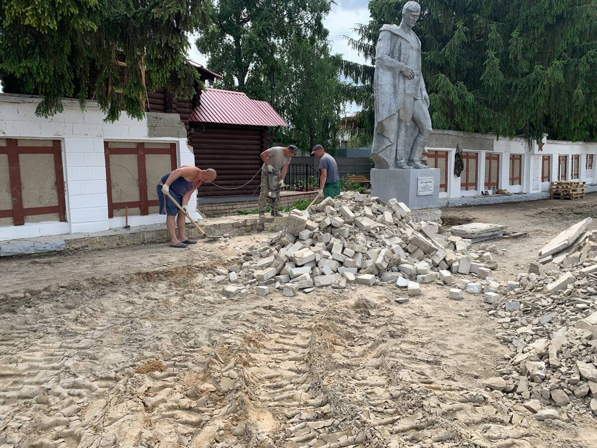 В Стародубе начался капитальный ремонт Стены Памяти