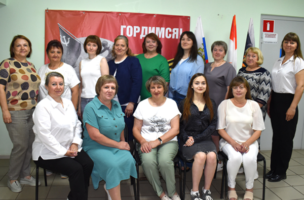 Творческий, слаженный и дружный коллектив отдела социальной защиты населения Клетнянского района отмечает профессиональный праздник