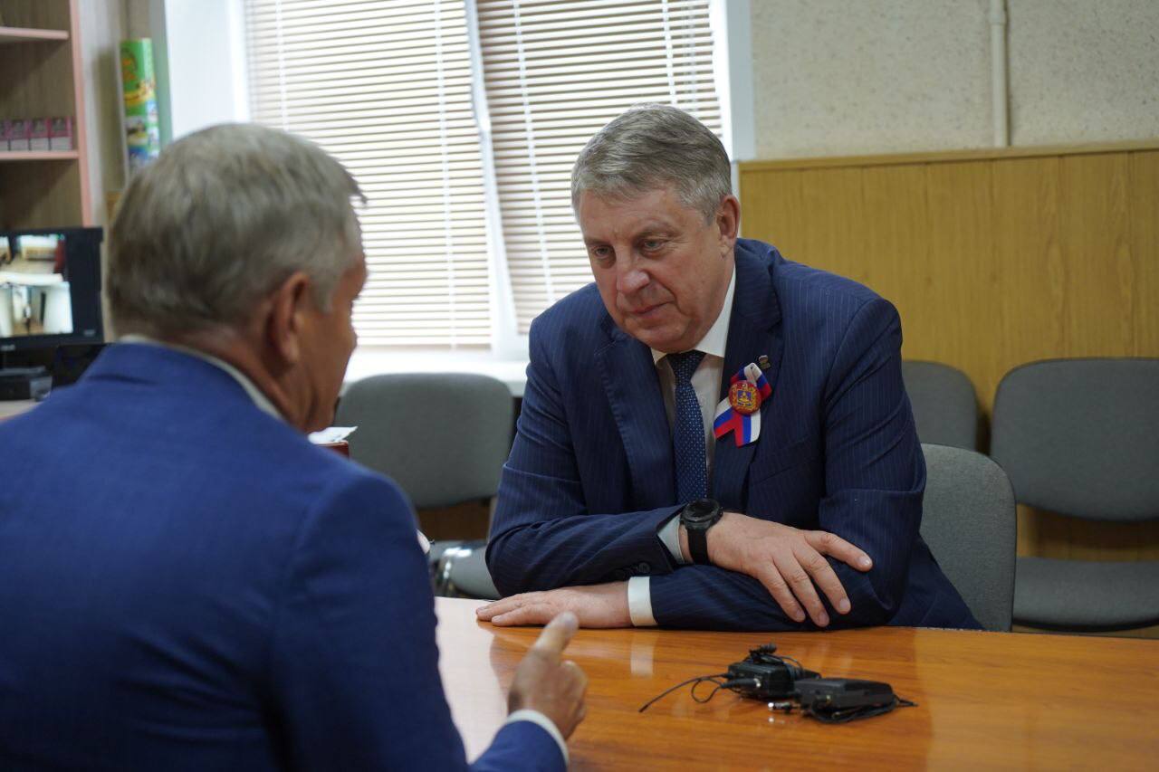 Губернатор Брянской области Александр Богомаз провёл рабочую встречу с акционером ООО «НовоТехРейл» Сергеем Гущиным