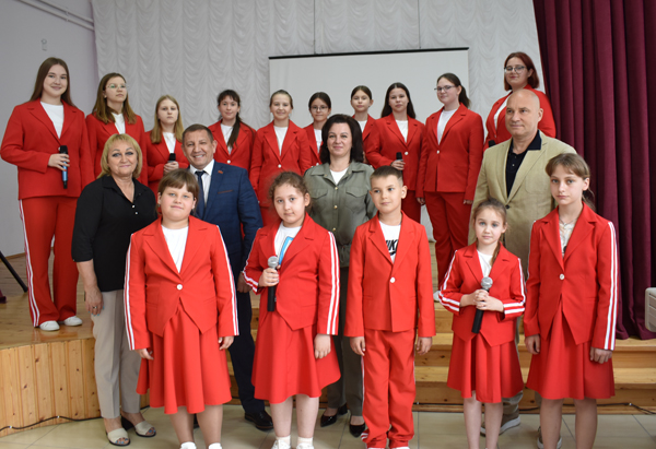 Классные костюмы для талантливых клетнянских вокалистов ансамбля «Класс»