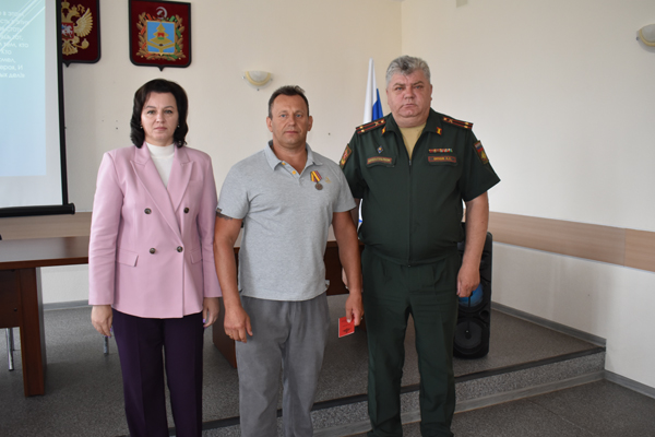 Медаль участника специальной военной операции вручили нашему земляку Александру Протченко