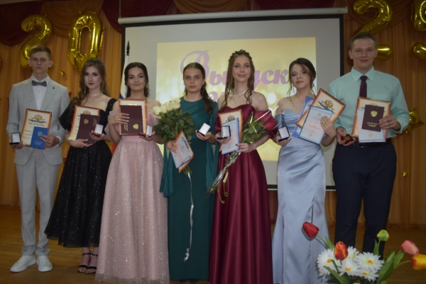 Хит-парад молодости и красоты: в Клетнянском районе прошли выпускные вечера