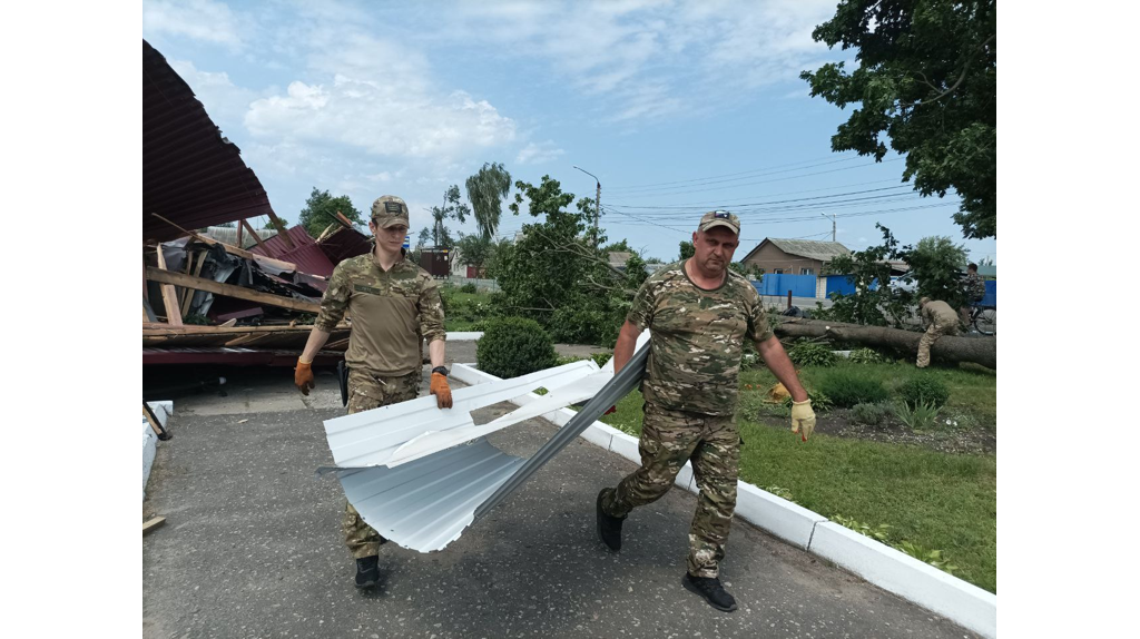 Бойцы «БАРС-Брянск» ликвидируют последствия урагана в Климово