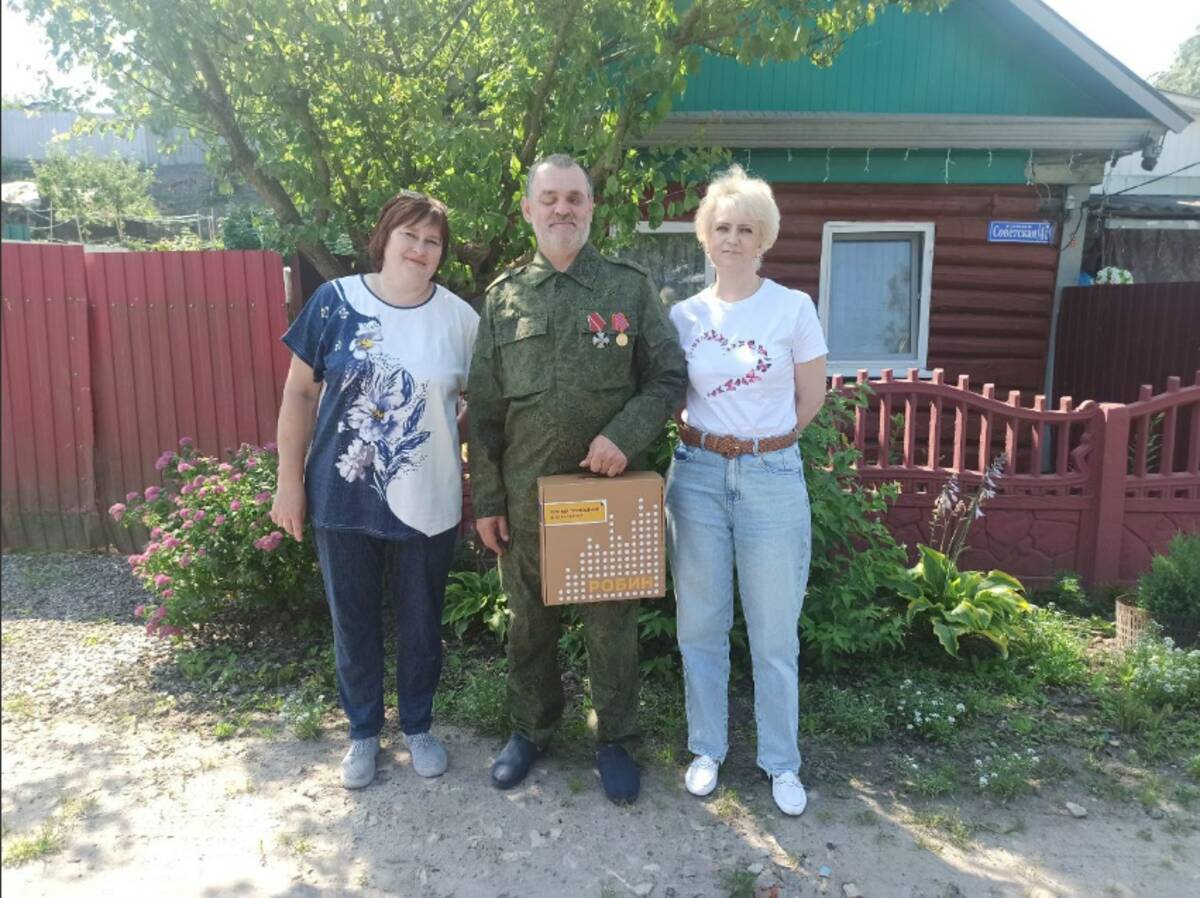 Ветеран СВО Андрей Конончук из Стародуба получил умную трость «Робин»